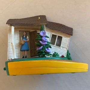 Hallmark keepsake “over the rainbow “ Wizard of Oz.plays music, lights up 2005